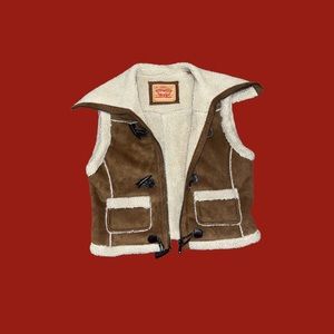 vintage levi’s vest 🍒